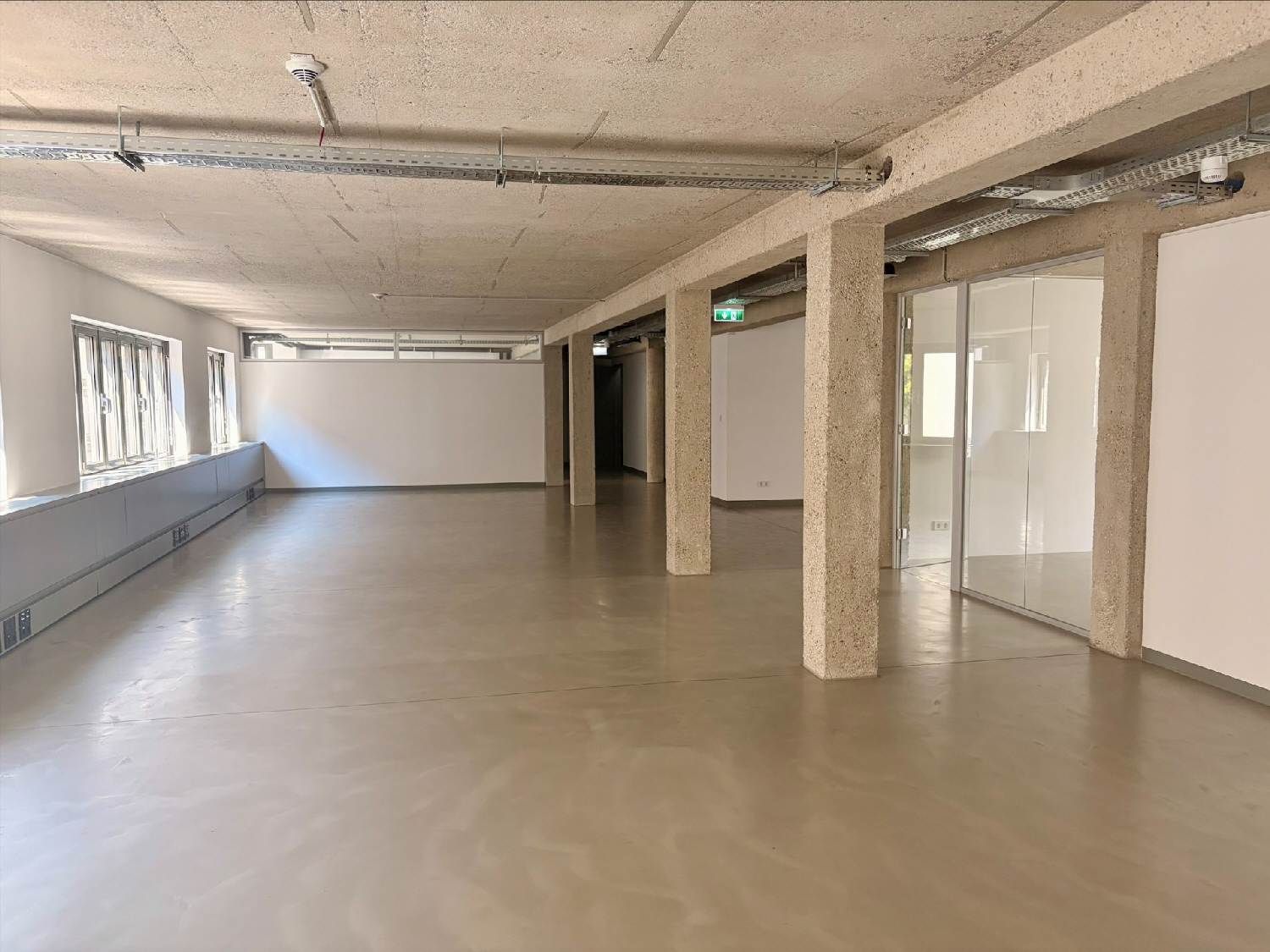 Urbanes Arbeiten im Industrial-Chic: Exklusives Büro mit Open-Space-Flair und Innenhof-Balkon - Ansicht 3