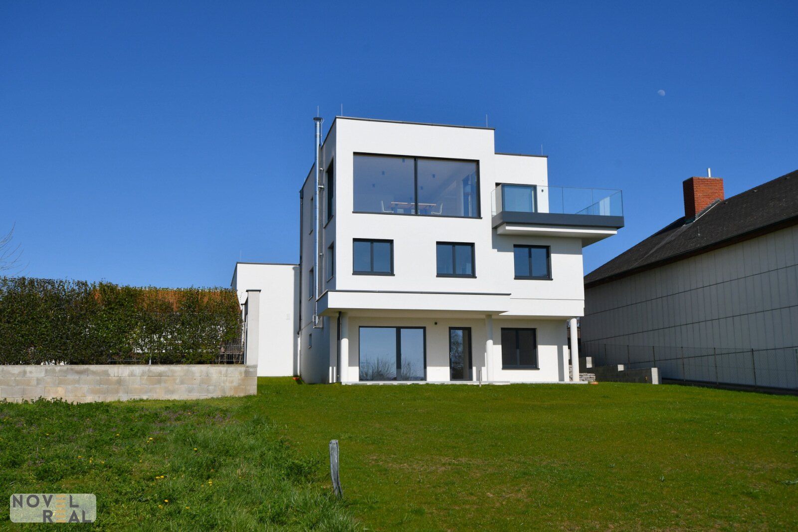 NEU ERRICHTETE, EXKLUSIVE VILLA MIT TRAUMHAFTEN SEEBLICK IN TOPLAGE
