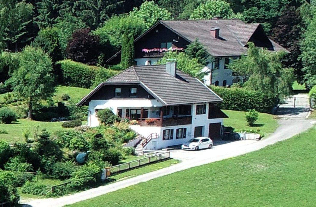 Wohnhaus in Ruhelage - Attersee-Westufer