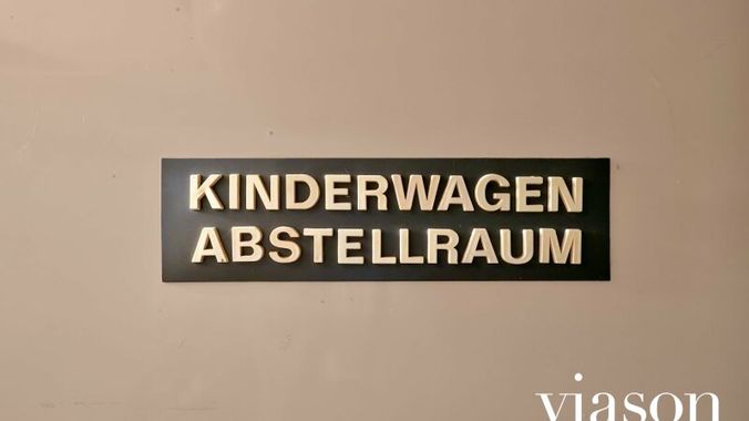 Kinderwagen- Fahrradabstellplatz