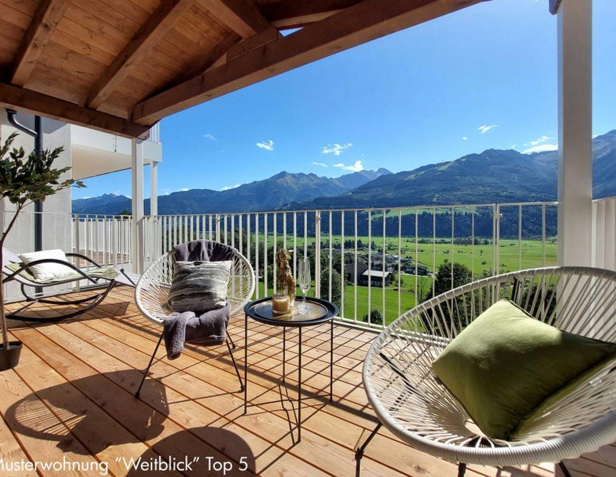 WEITBLICK W8: Dachgeschosswohnung in Sonnenhanglage mit unverbautem Panoramablick und großem Balkon