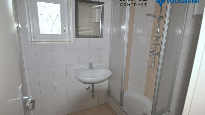 Badezimmer 1. Haus - WC ist separat, auch mit Fenster und Wasbecken