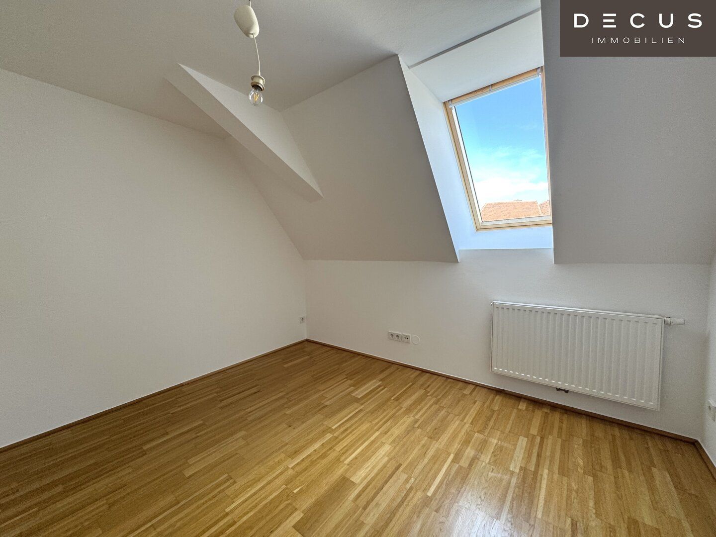 | CHARMANTE & HELLE DACHGESCHOSSWOHNUNG | MODERNE KÜCHE | 2 ZIMMER | TOP LAGE | MIT BLICK AUF DEN HAUPTPLATZ