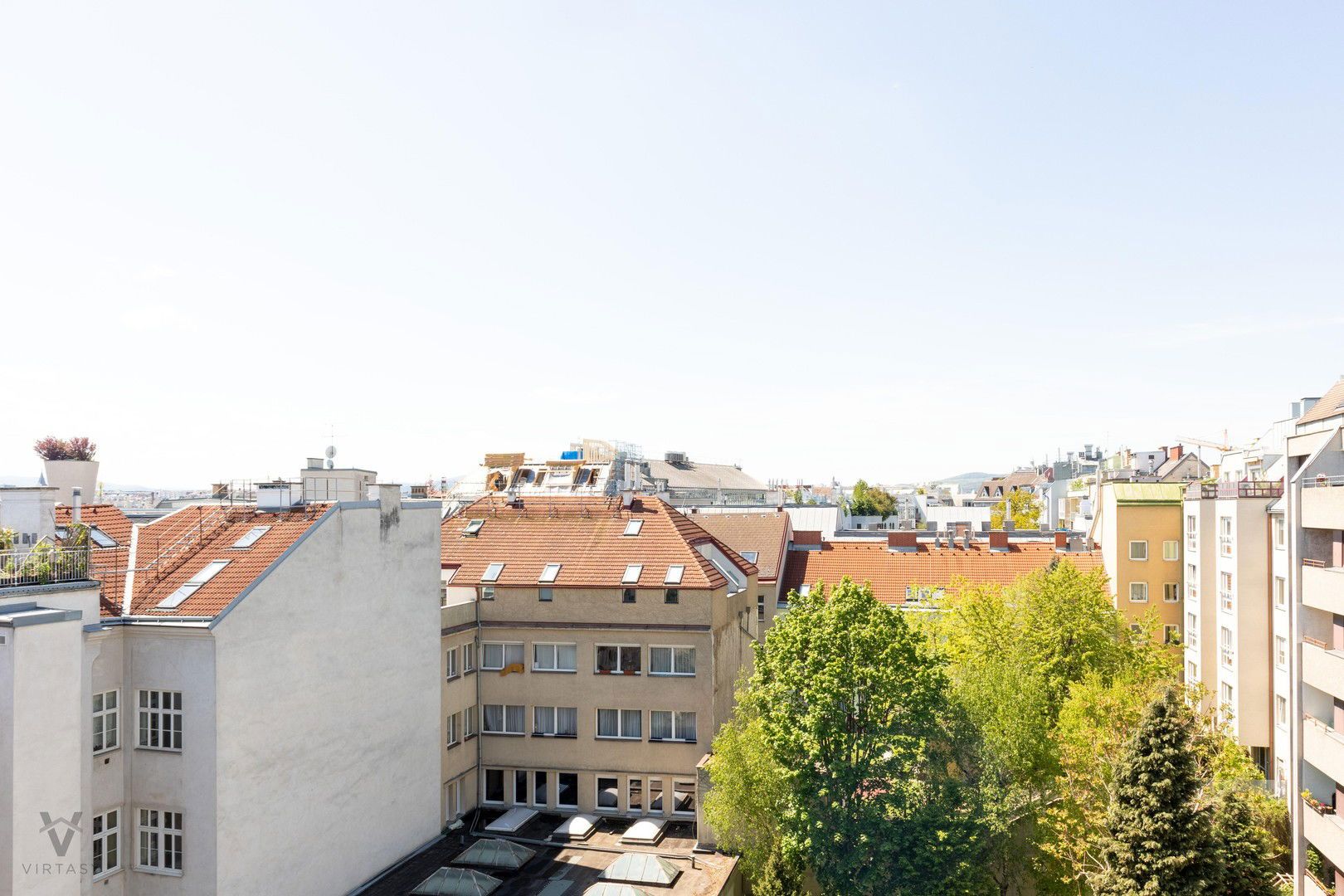 Loftartige DG-Wohnung mit West-Terrasse & Weitblick in zentraler u. dennoch komplett ruhiger Hoflage