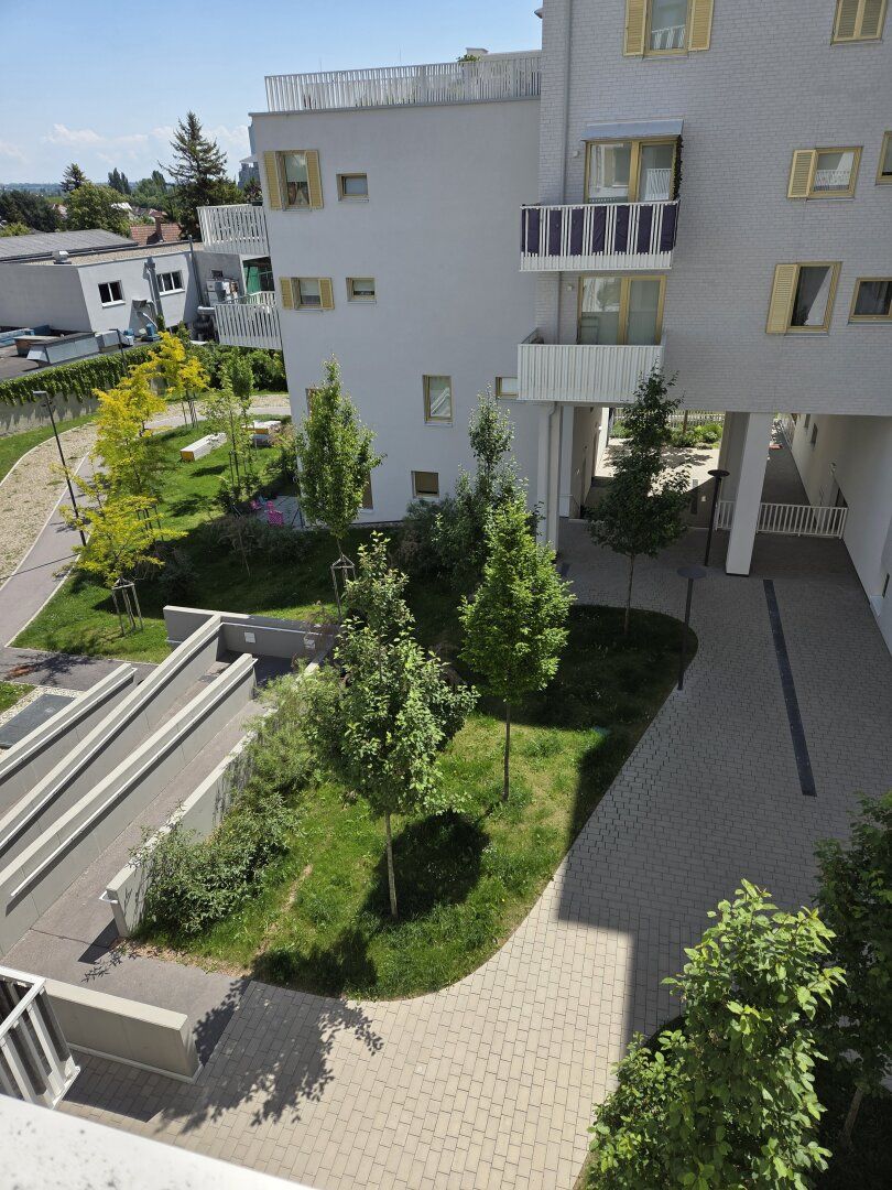 MODERNER NEUBAU & GROSSER BALKON