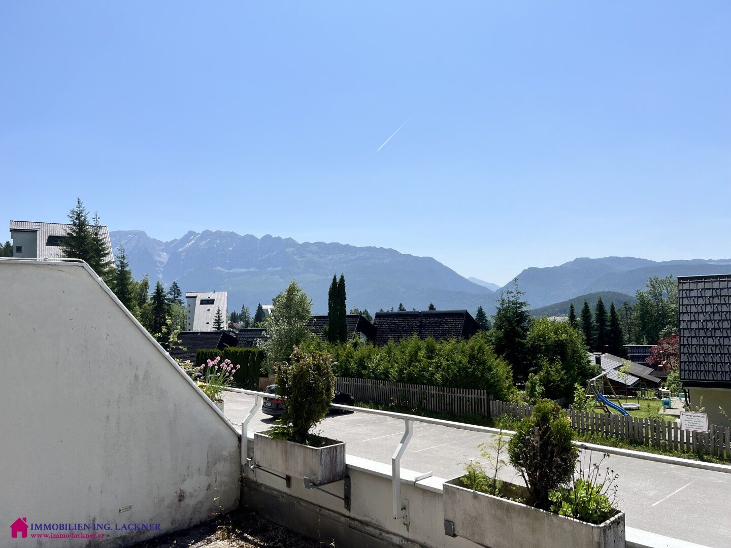 Ferienwohnsitz - Eckwohnung mit riesiger Terrasse in Sonnenlage mit tollem Bergpanorama.