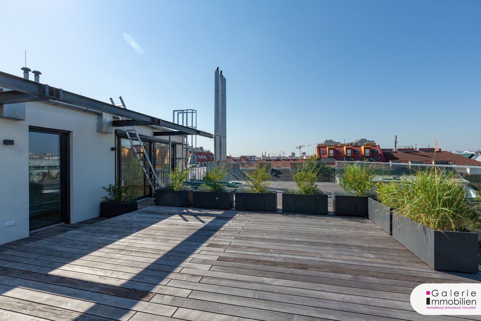 Traumhafte DG-Maisonette mit großer Terrasse im Stilaltbau - Fernblick - Garage im Haus
