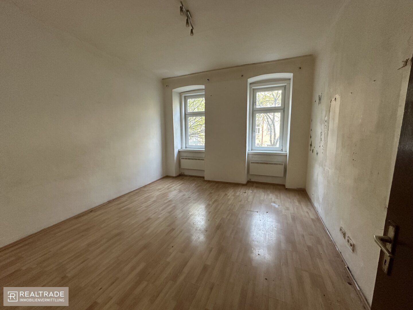 UNSANIERTE ALTBAUWOHNUNGEN NÄHE AUGARTEN!