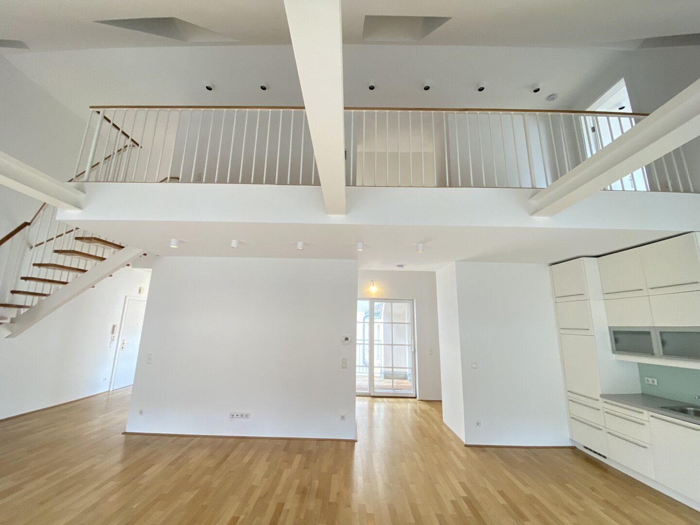 153m² Helle DG-Maisonette mit Terrasse in 1090, 4 Zimmer, 3 Bäder ab sofort zu mieten!