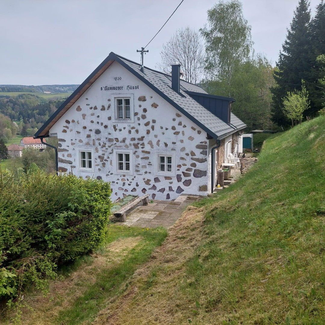 Traditionelles Bauernhaus mit 800m² Baugrund und 6000m² Grünland