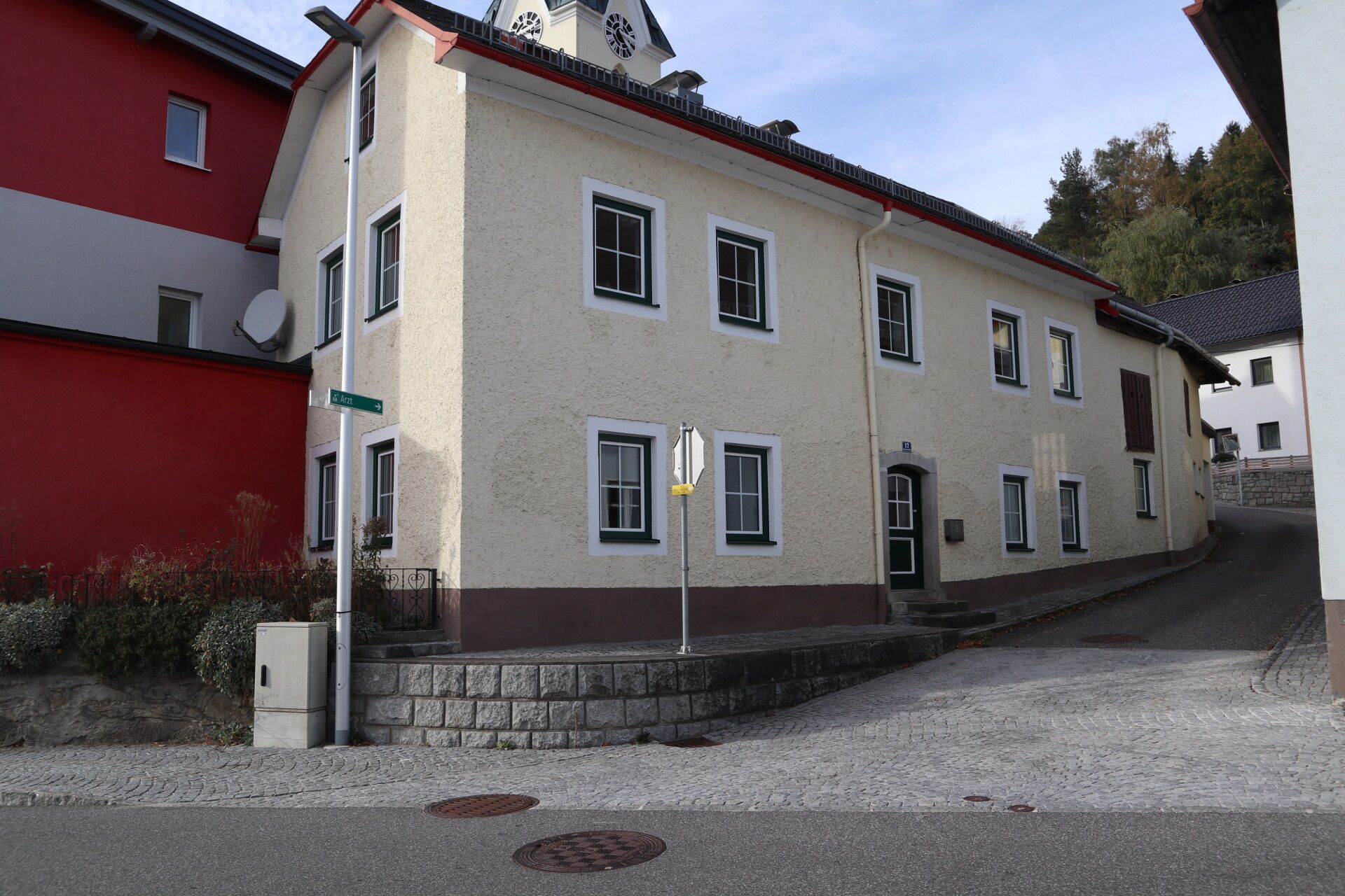 Teilsaniertes Wohnhaus mit großzügiger Wohnfläche im Zentrum