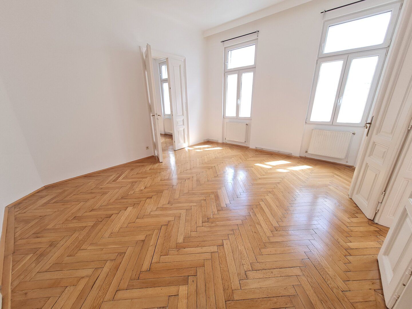 UNBEFEFRISTETE HAUPTMIETE! GROSSZÜGIGE 3 ZIMMER ALTBAUWOHNUNG (WG-TAUGLICH)!
