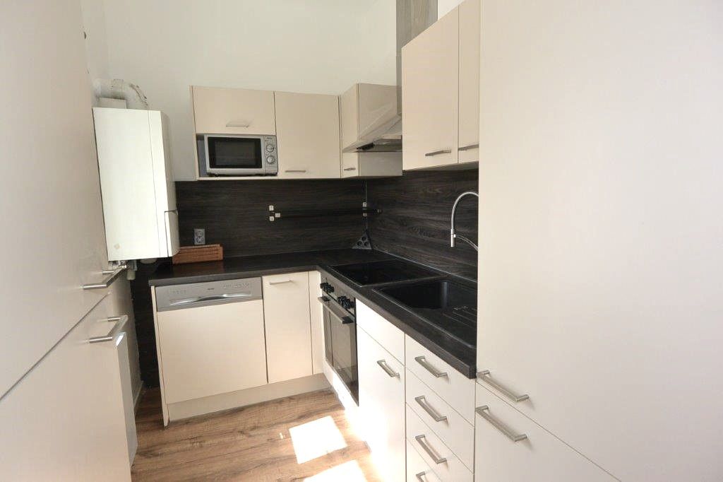 Helle, gemütliche 3 Zimmer Dachgeschosswohnung (keine Schrägen) am Josefplatz!