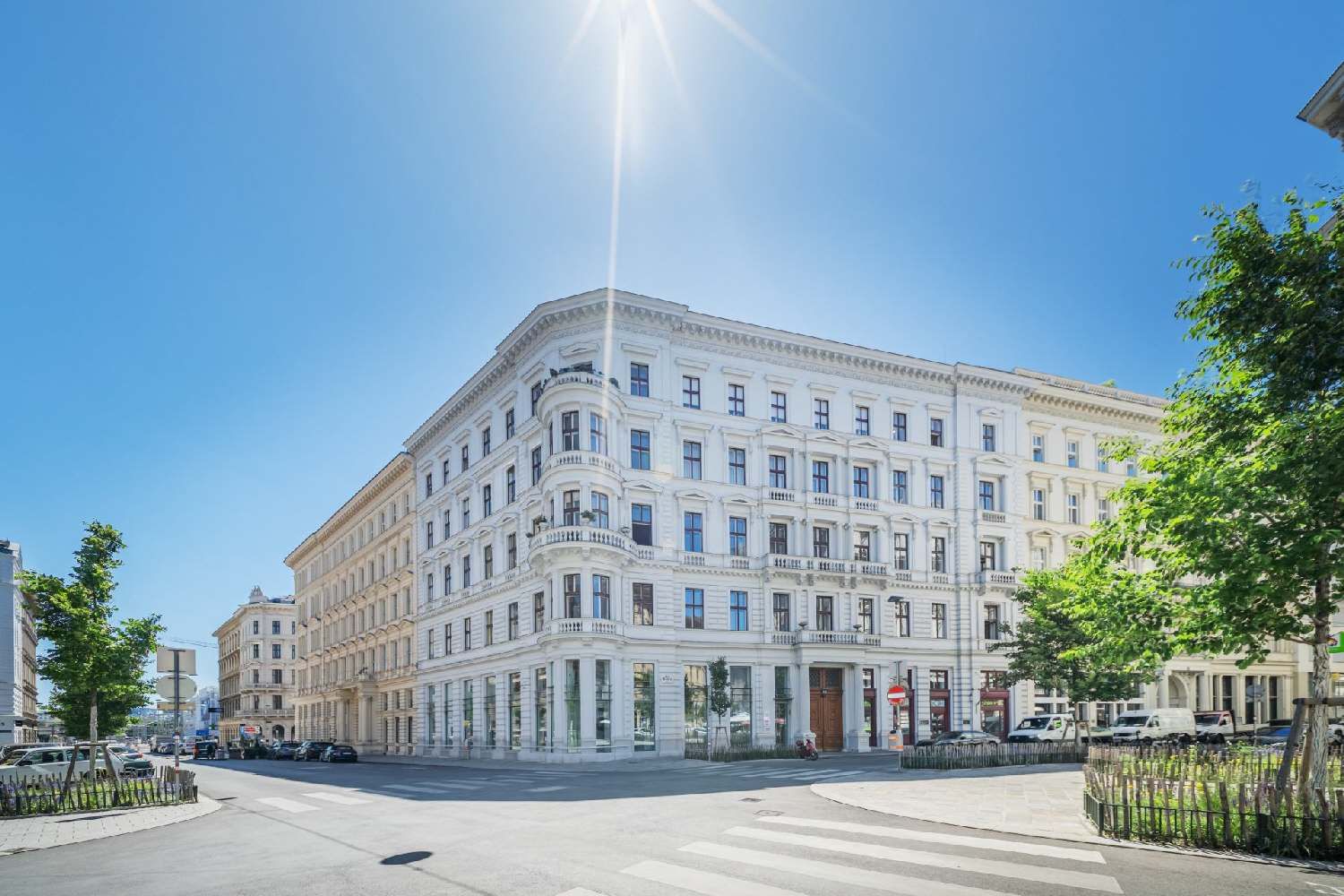 Repräsentatives Altbaubüro nahe Oper: Wo historischer Charme auf modernste Technik trifft - Mehr