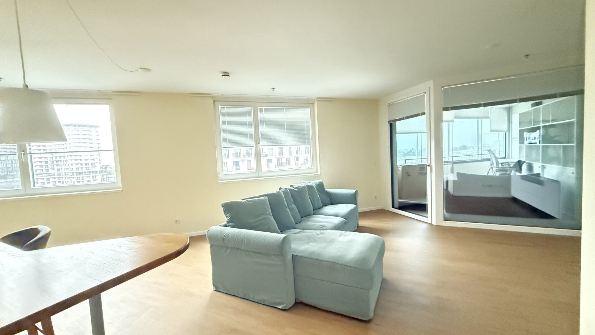 Skytower: 2-Zimmer mit Loggia auf 73 m2!