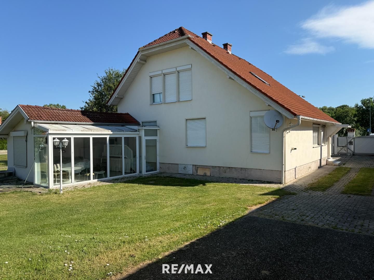 Villa mit Wintergarten und Nebengebäude