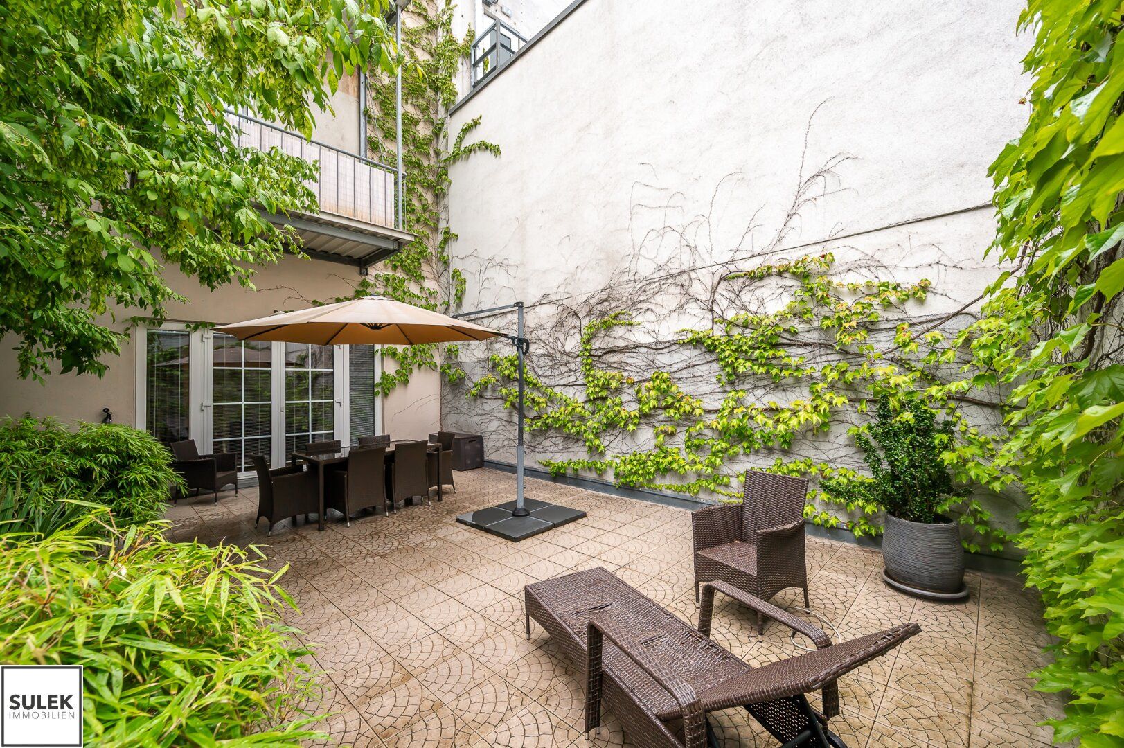 Großzügige 3 Zimmer Altbau-Wohnung mit gemütlicher Innenhof-Terrasse (50m²) & U4-Anbindung - ab 1.10.25 beziehbar!