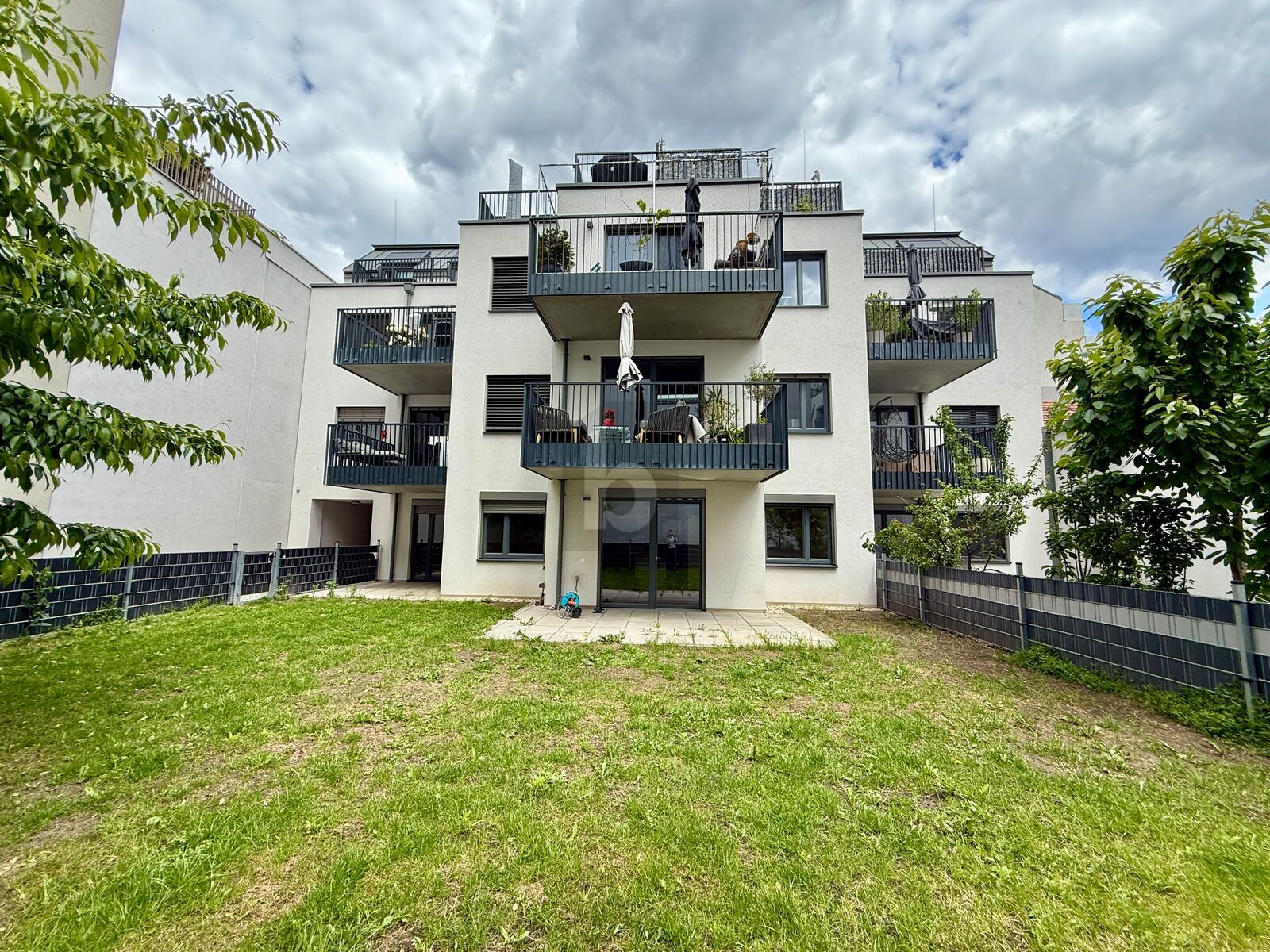EINZIGARTIG PRIVAT - NEUBAUTRAUM MIT GROßEM GARTEN