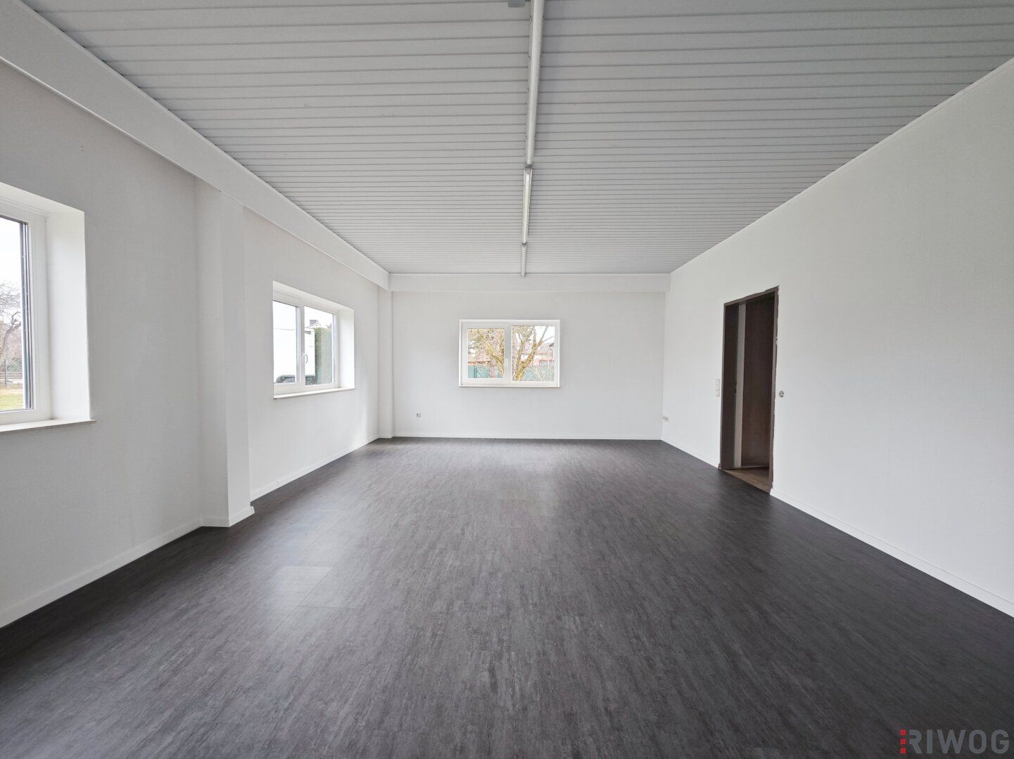 1.100m² isolierte Lagerhalle mit 250m² Büro | Rampen & ebenerdige Einfahrt möglich | optional bis zu ca. 2.000m² Lager möglich - Ansicht 5