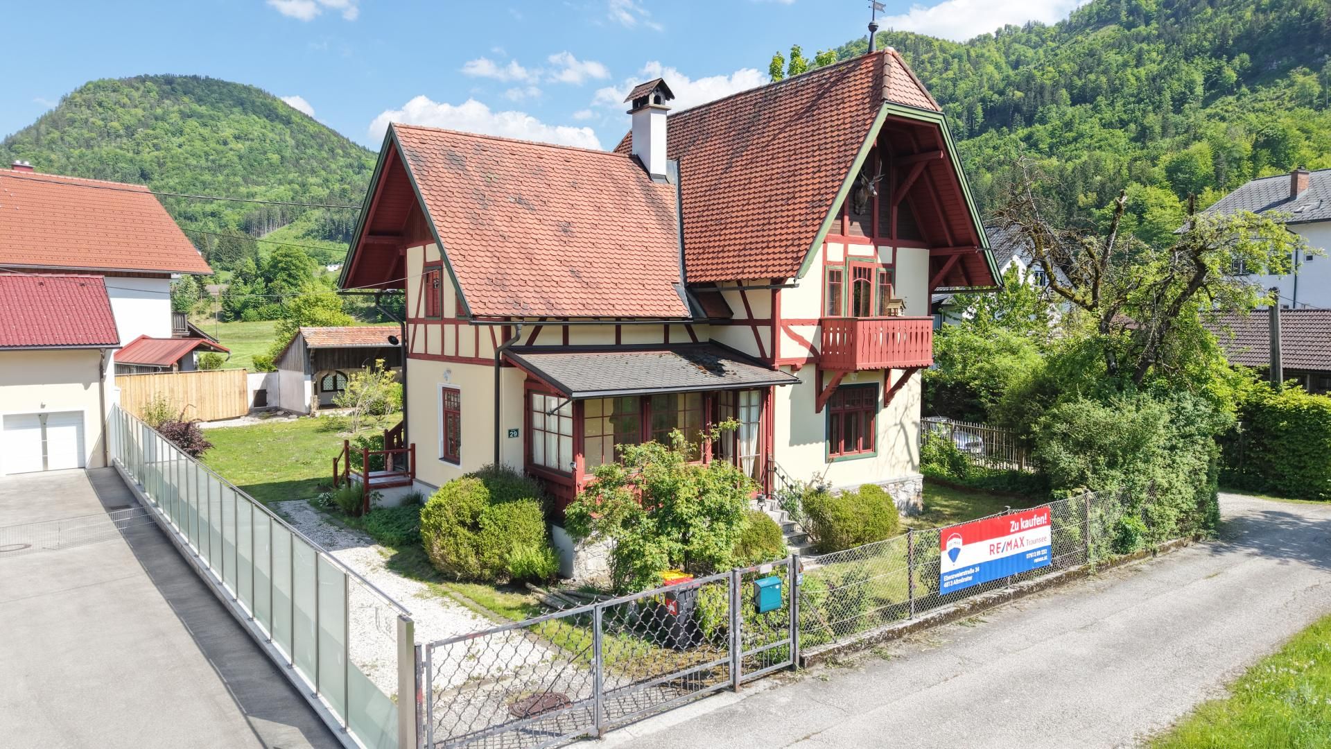 ROMANTISCHES Haus mit schönem Grundstück in RUHIGER Zentrumslage DIREKT am Bach mit Bachzugang !