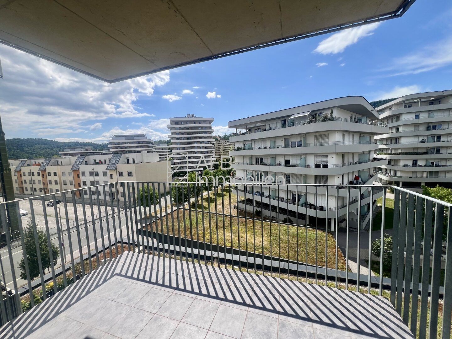 Greencity: 1-Zimmer Genossenschaftswohnung mit schönem Westbalkon