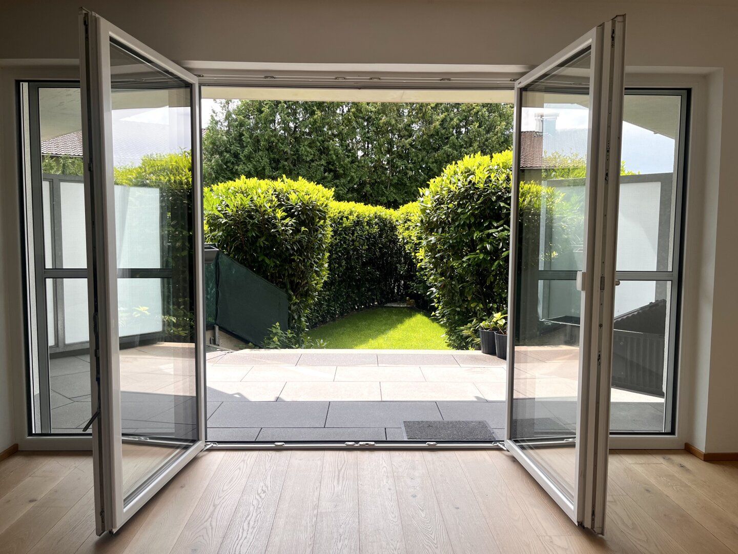 Bergheim: Moderne 3-Zimmer-Gartenwohnung mit überdachter Terrasse