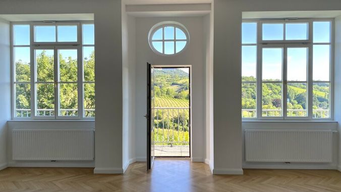 Wohnzimmer mit Ausgang auf Terrasse