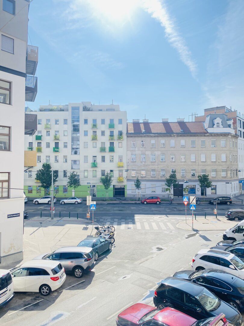 Erstbezug nach Sanierung - Stilvolle 1-Zimmer-Altbauwohnung nahe U6 Jägerstraße