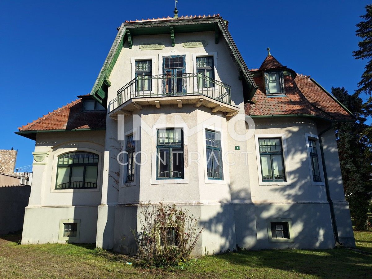 historische Villa mit großem Garten
