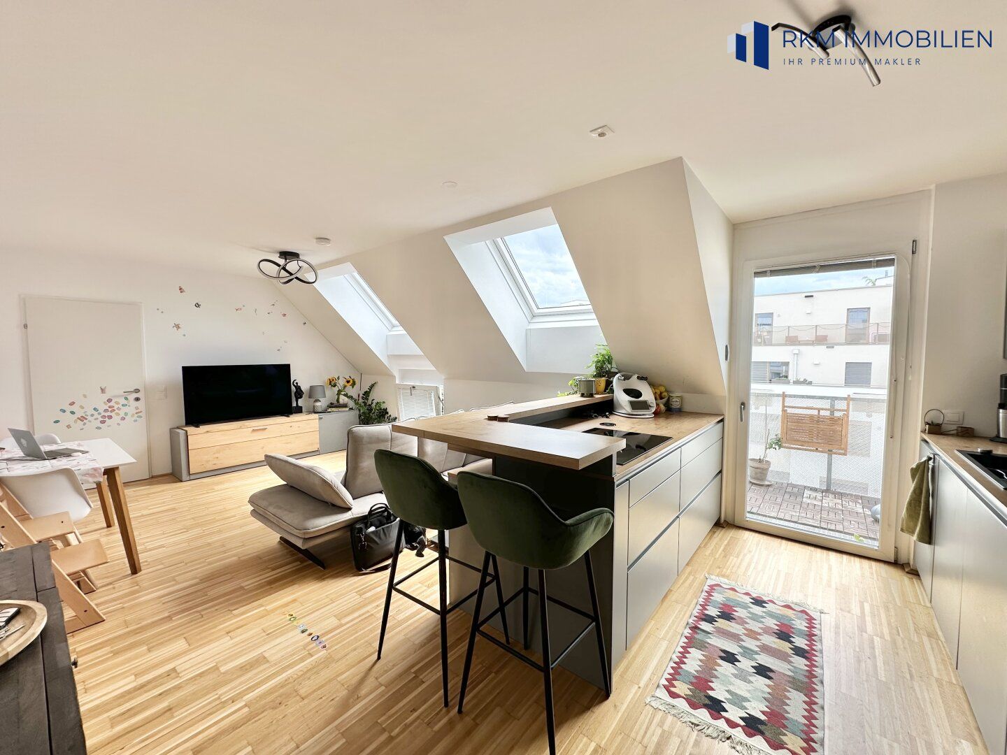 Neuwertige Dachgeschoßwohnung mit Balkon in 1130 Wien - Ihr neues Zuhause!