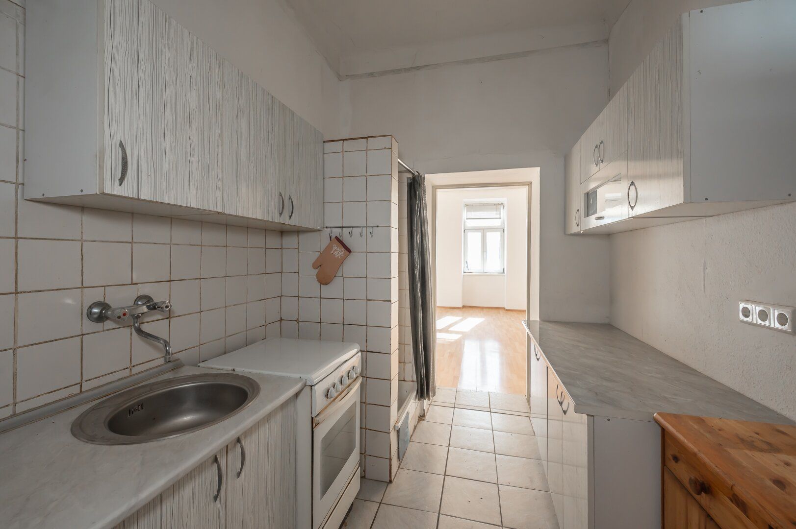 ++NEU++ Sanierungsbedürftige 1-Zimmer Altbau-Wohnung, viel Potenzial!