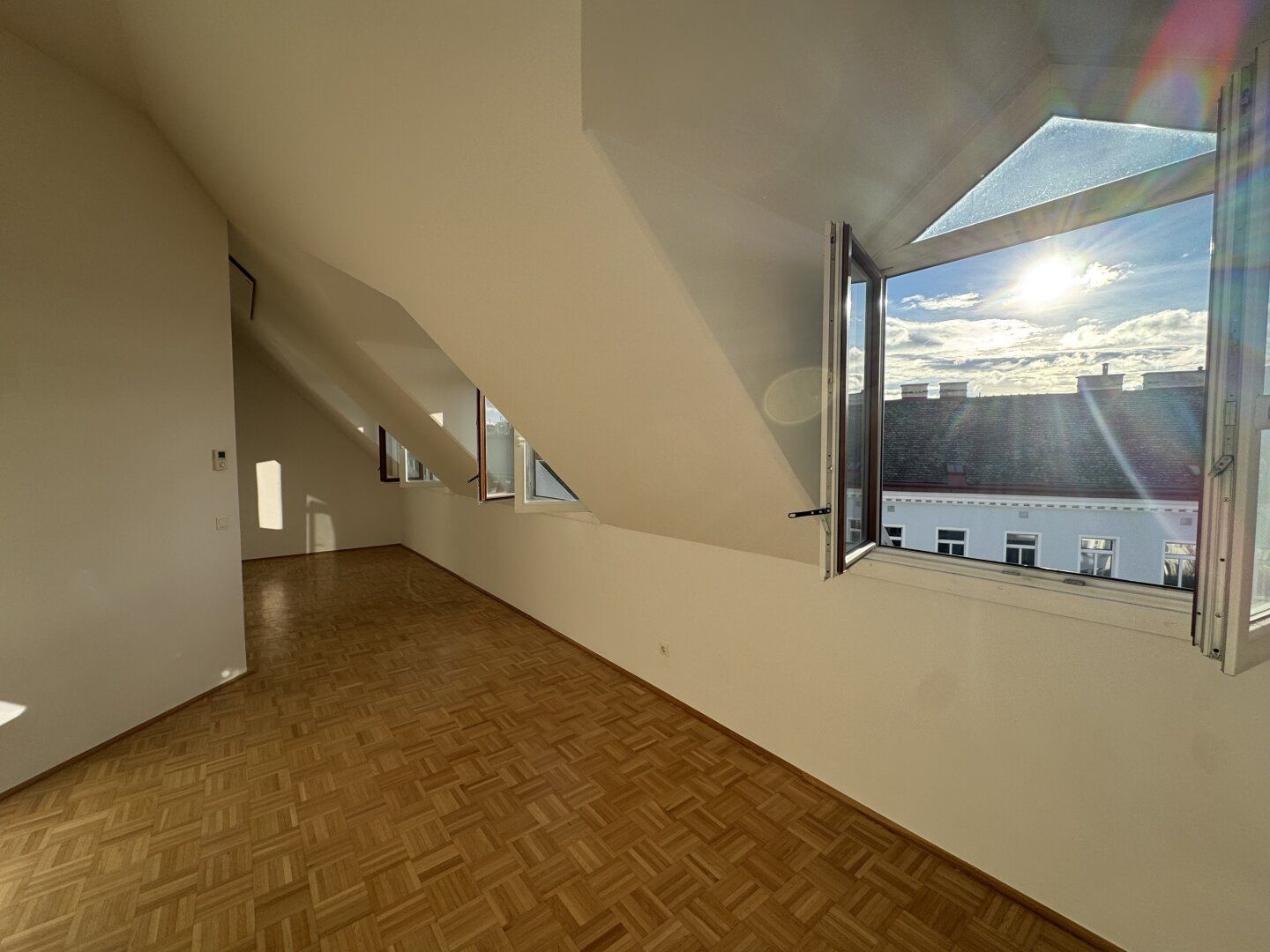 Charmante DG-Wohnung | 46 m² | hell & ruhig | Nähe U4/Naschmarkt | € 1.090 - View 2