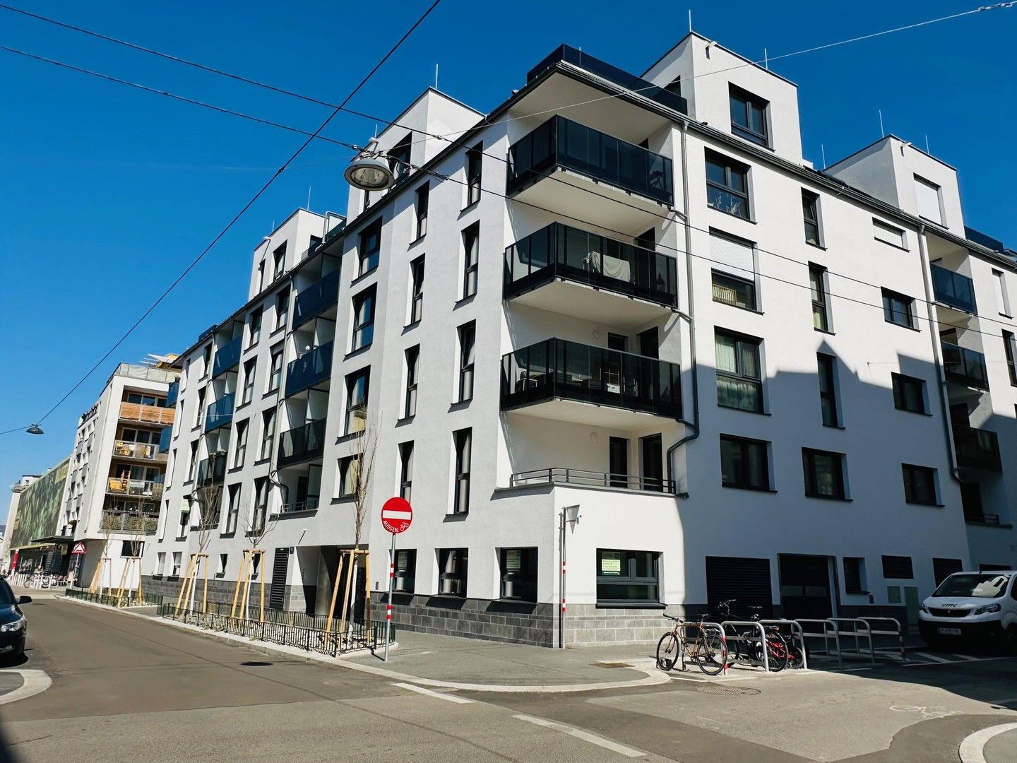 VIEL PLATZ: 3 Zimmer, separate Küche, Vorraum, 2 Abstellräume, Balkon. TG-Stellplatz möglich