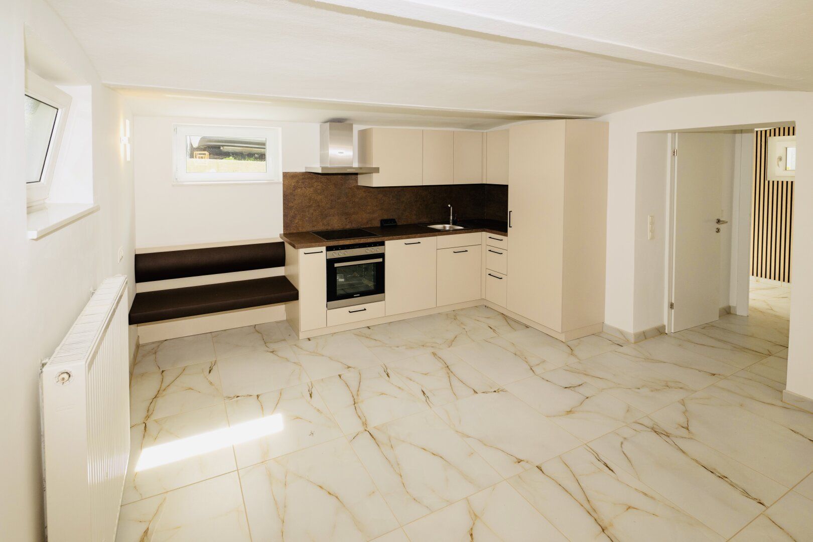 Charmante, komplett sanierte 2 Zimmer Mietwohnung, bezugsfertig!!