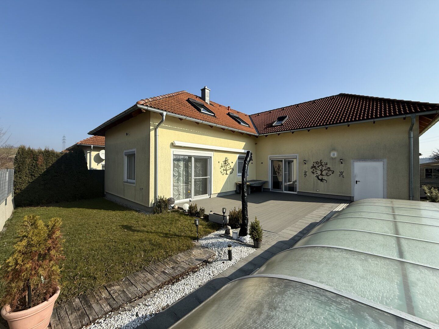 Traumhaftes, großzügiges Eck-Reihenhaus - Einfamilienhauscharakter - unglaubliche 226,5m2 WFL in St. Florian: 6 Zimmer, Wellnessbereich inkl. Sauna, Garten + Pool & Outdoor-Dusche, große Terrasse und viel Platz!
