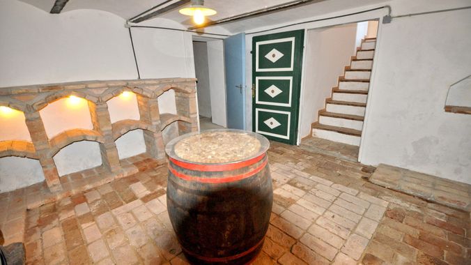 Weinkeller mit Treppenaufgang