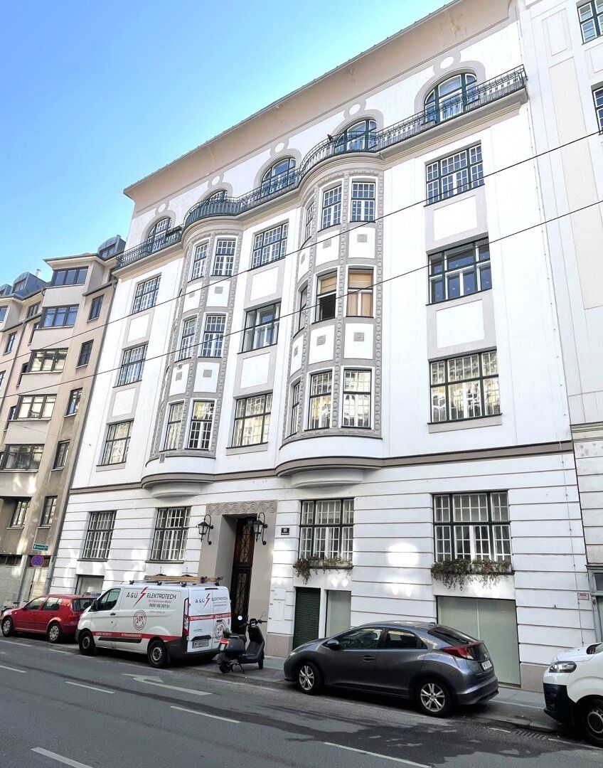 Neu sanierte 2 Zimmer Wohnung im wunderschönen Stilaltbau
