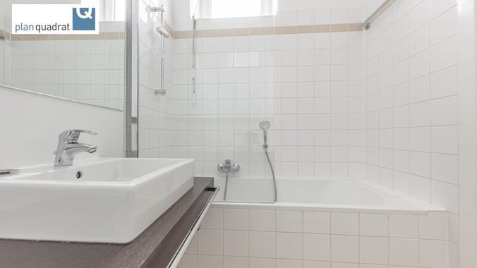 Badezimmer (mit zwei Waschbecken, Badewanne & Wa-Ma-Anschluss)
