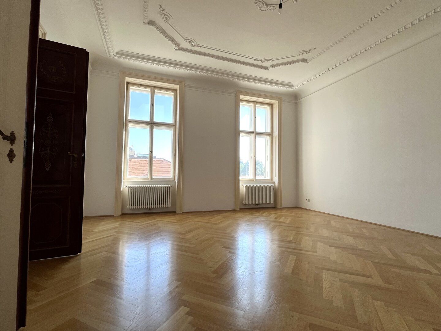 Repräsentative 4-Zimmer Altbauwohnung in Stadtpalais Nähe Schwarzenbergplatz!