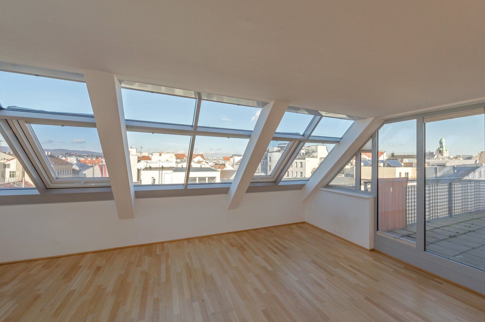 ++RARITY++ UNIQUE TOP FLOOR APARTMENT IN A BEST LOCATION IN THE 7TH DISTRICT! GREAT TERRACES!