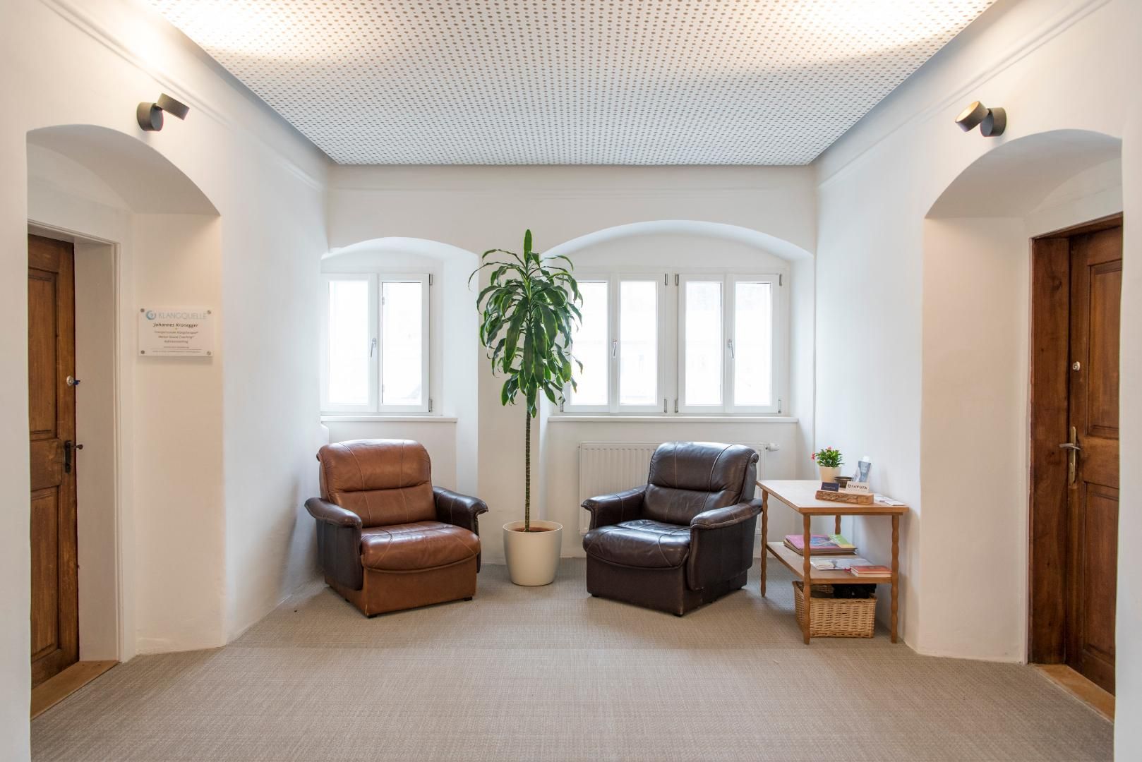 TOLLES AMBIENTE - LIFT - in GROSSZÜGIGER Wohnung im vollständig renoviertem - historischen Gebäude !