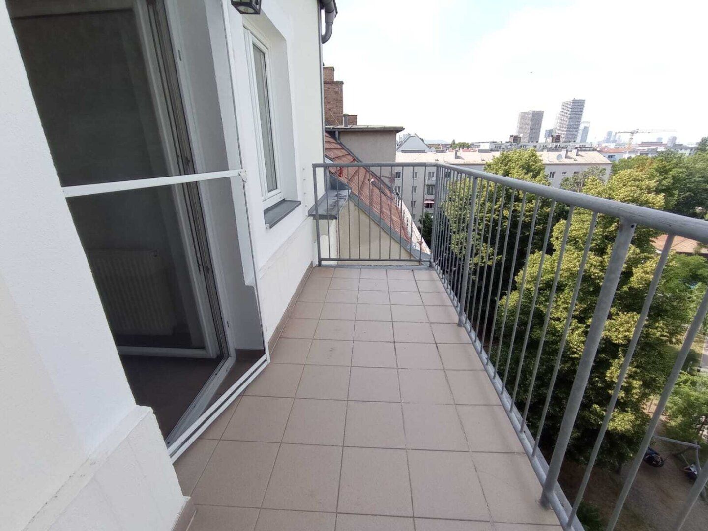 Moderne, sehr helle Dachgeschosswohnung mit sonnigem Balkon - 2er WG-tauglich - vis a vis U3 Station Enkplatz gelegen!