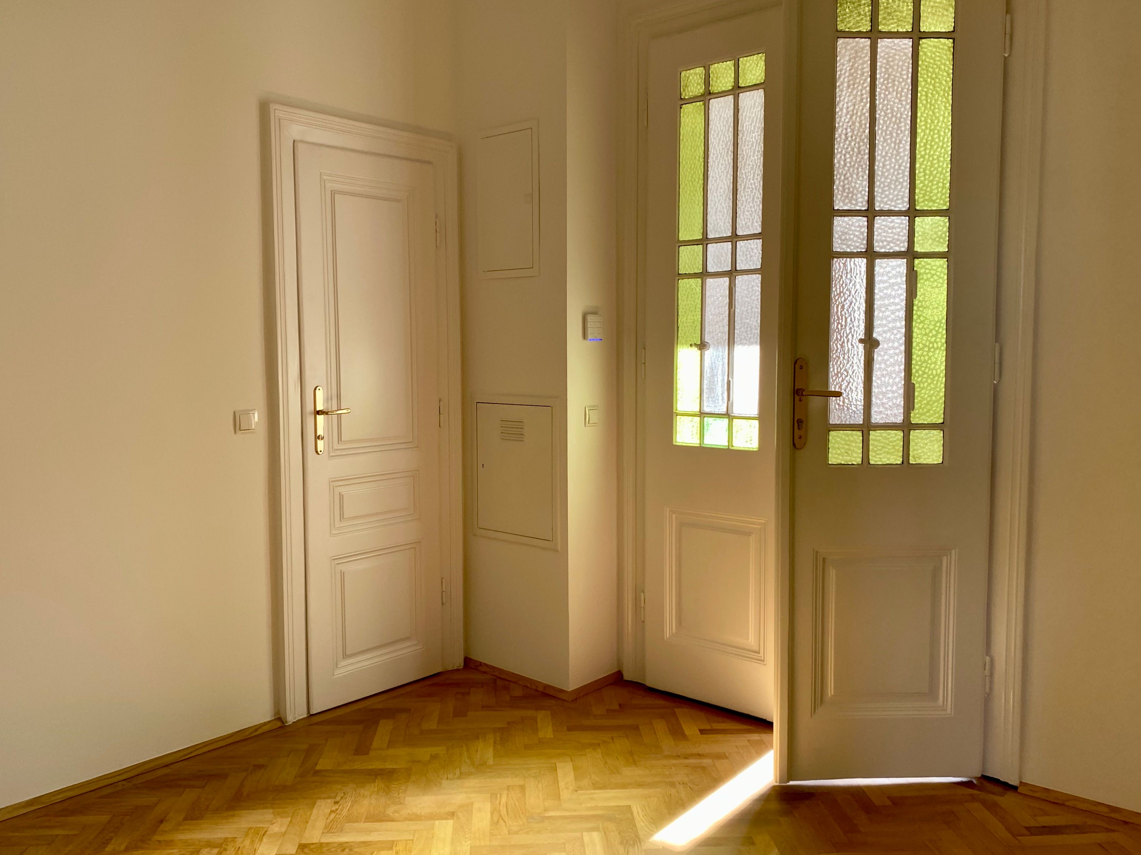 Erstbezug - Hochwertig renovierte Altbauwohnung, neue Küche & Bad, sehr gute öffentliche Anbindung