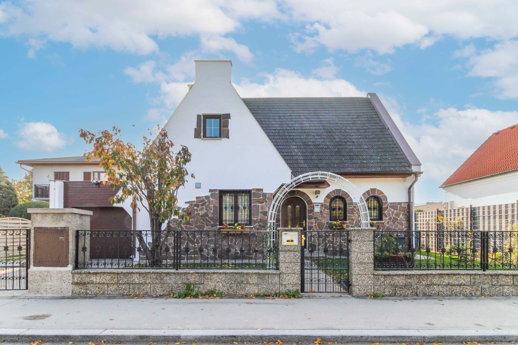 Traumhaftes Haus in ruhiger Lage mit schönem Garten und großer Garage