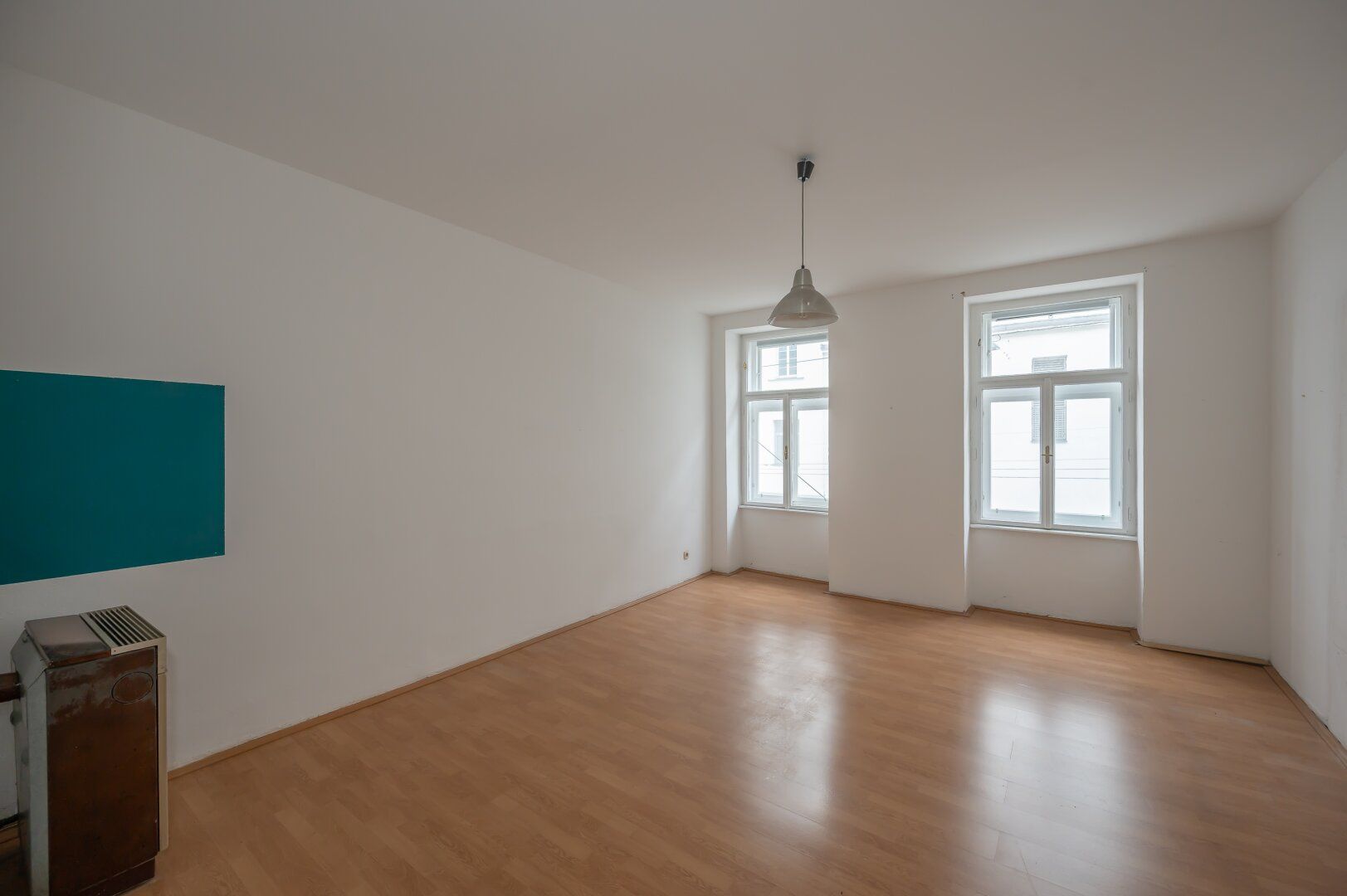 ++NEU++ Sanierungsbedürftige 2-Zimmer Altbau-Wohnung mit Balkonoption in zentraler Lage!