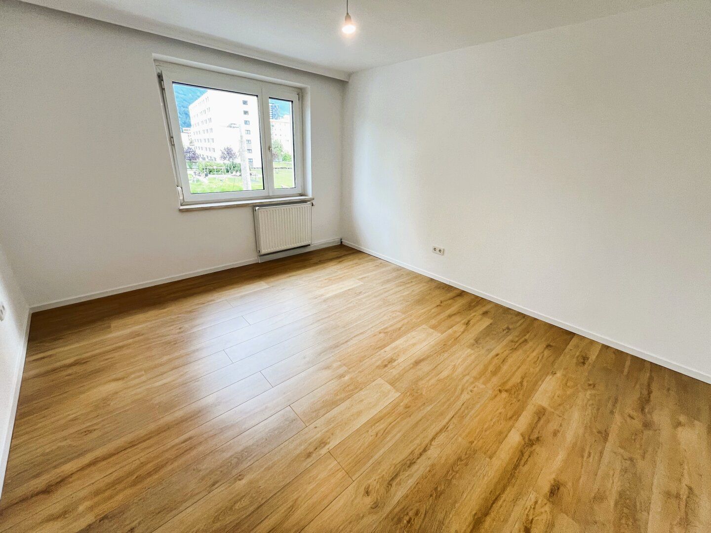WG-HIT: Hochwertiges WG-Zimmer in neu sanierter, moderner Wohnung bei der Stadtgrenze von Innsbruck ab sofort zu mieten!