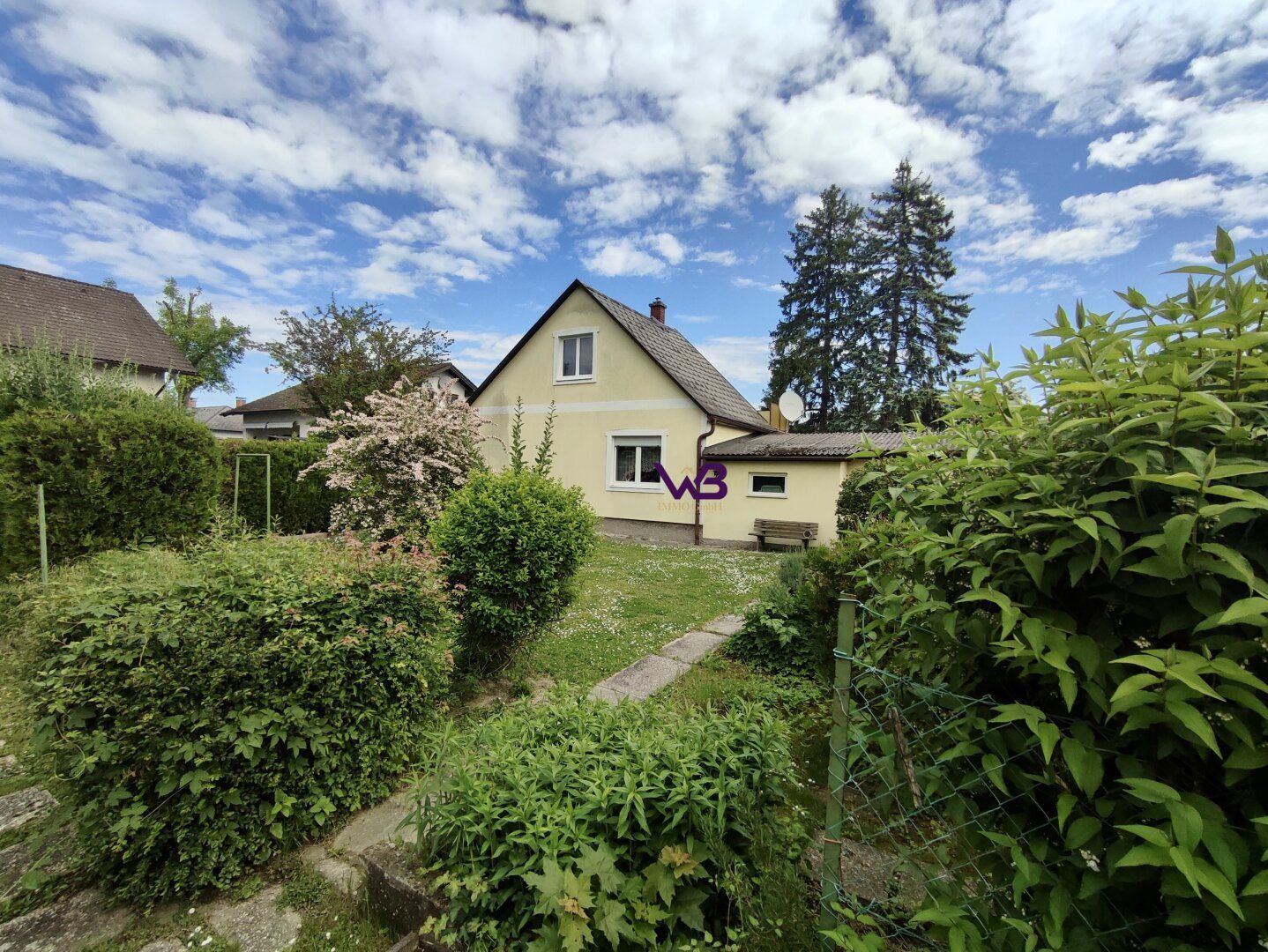 700 m² großes Eckgrundstück mit Einfamilienhaus und großem Garten zu verkaufen! KAUFPREIS nochmals reduziert !!!!