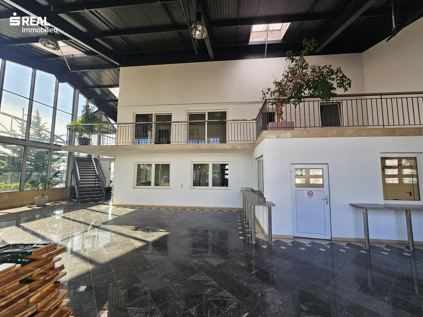 Repräsentatives Büro mit Atrium & optionaler Lagerhalle in bester Lage bei Wien - Ansicht 4