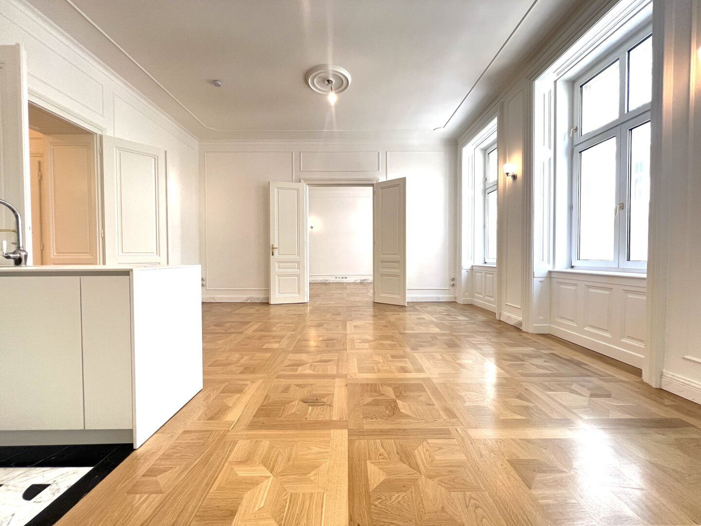 EXKLUSIVE 5-ZIMMER-RESIDENZ IM HERZEN DES SERVITENVIERTELS - KLASSIK TRIFFT AUF MODERNE