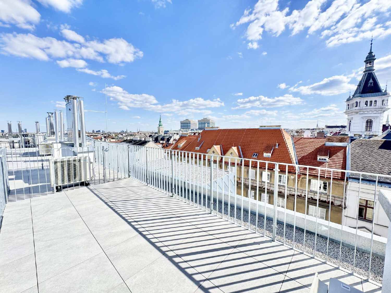 Eleganz trifft Lage - Neubau-Dachgeschosswohnung in Toplage